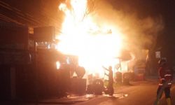 Bengkel di Samarinda Ditinggal Pemiliknya Mudik Terbakar, Dua Petugas Damkar Terluka