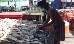 Penjualan Ikan Asin di Manggar Tak Terganggu Pandemi Covid-19