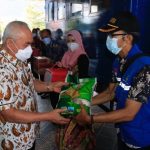 Gubernur Serahkan Bantuan Logistik bagi Warga Terdampak COVID-19
