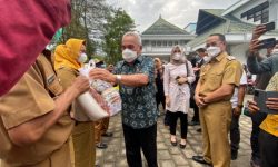 Ketua IKA Unmul Serahkan 2.300 Paket Sembako bagi Warga yang Isoman