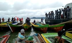 Naik KRI Layang, TNI AL Nunukan Berbagi Sembako kepada Nelayan