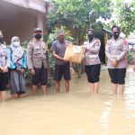 Polwan & Bhayangkari Polresta Samarinda Kompak Donasi Bantuan Korban Banjir di Loa Janan Ilir