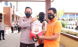 100 Paket Sembako Didistribusikan TNI/Polri di Samarinda dari Rumah ke Rumah