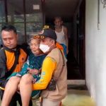 Wanita Lansia Dievakuasi dari Lokasi Banjir Jalan Pemuda