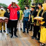 Tiba di Tana Tidung, Presiden Jokowi Disambut Prosesi Adat Tepung Tawar