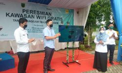 Bupati Resmikan 4 Spot Wifi Gratis di Taman Sanggam