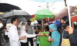 Pedagang di Pasar Kertek Terima Bantuan Tunai dari Presiden Jokowi