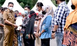 Serahkan 1.000 Sertifikat Tanah, Wali Kota :  Gunakan Sebaik-baiknya