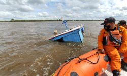 Kapal Muatan Barang Karam di Muara Saliki Kukar, Dua Orang Hilang