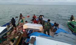 TNI AL Selamatkan ABK dan Muatan Kapal Sembako Karam di Perairan Sei Taiwan