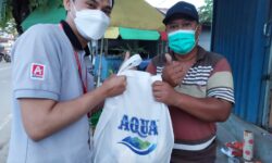 Kompak, AQUA dan Alfamidi Bantu Pedagang Terdampak Pandemi COVID-19