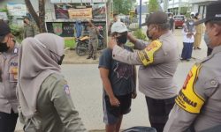 Ada Saja Warga Bawa Masker Tapi Tidak Dipakai