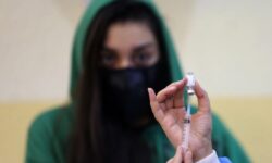 Iran Umumkan Kasus Pertama Varian Omicron COVID-19