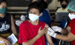 Gelombang COVID Ketiga Bayangi Indonesia Dipicu Omicron