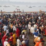 Ratusan Ribu Orang Mandi Suci di Sungai Gangga di Tengah Lonjakan COVID-19