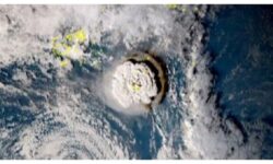 Letusan Gunung Berapi Picu Tsunami Raksasa di Tonga, Lima WNI Belum Ada Kabar