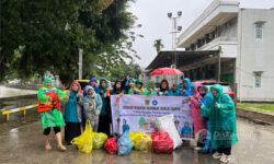 PKK Samarinda Serentak Memungut Sehelai Sampah
