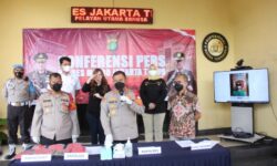 Suami Bekap Istrinya Hingga Meninggal Dunia