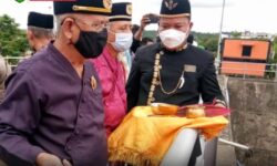 Dinas PU dan Kesultanan Kukar Tepung Tawar di Jembatan Kartanegara