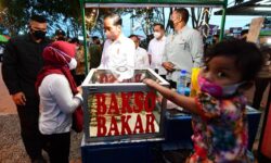 Pedagang di Bintan Center Dapat Bantuan Rp1,2 juta dari Presiden Jokowi