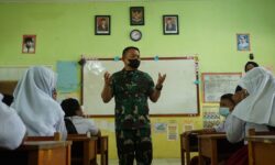 Ke Sebatik, KASAD Motivasi Murid SD di Tapal Batas