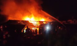 Puluhan Kios Pedagang Pasar Segiri Hangus Terbakar