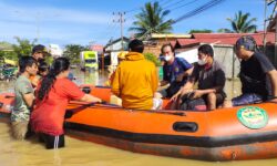 Banjir Sangatta: Pertalite Eceran Rp 25 Ribu, Nasi Bungkus Rp 45 Ribu