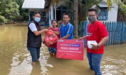Aksi Sosial Telkomsel Distribusikan Bantuan Warga Korban Banjir di Sangatta