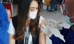 Hadapi Varian Baru COVID-19, Pemerintah Percepat Vaksinasi Booster