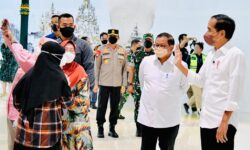 Ketika Presiden Sapa Penumpang di YIA