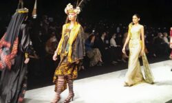 Batik Maluang Berau Hadir di Indonesia Fashion Week 2022