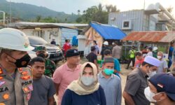 Polres Mandailing Natal  Bantu Evakuasi Warga Korban Kebocoran Gas
