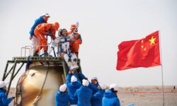 Astronot China Mendarat di Bumi Usai Misi Luar Angkasa 183 Hari
