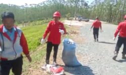 Viral Aksi Petugas Punguti Sampah di Area Titik Nol IKN