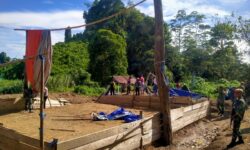 Satgas Pamtas Amankan 2 Orang Koordinator Judi Sabung Ayam di Tulin Onsoi