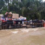 Truk Sembako Terguling Imbas Banjir Tabang, Kembang Janggut Waspada