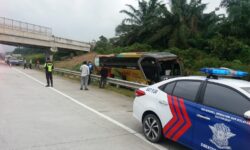 Pecah Ban, Bus Kecelakaan di Tol Balsam