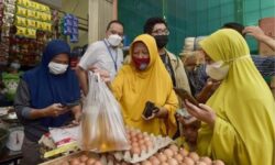 Pemerintah Luncurkan Program Minyak Goreng Rakyat Rp 14.000/Liter