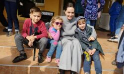 Temui Pengungsi, Aktris Angelina Jolie Kunjungi Lviv di Ukraina