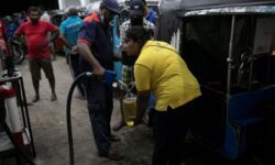 Kisah Pengemudi Becak Wanita di Sri Lanka Antri 12 Jam Dapatkan BBM