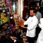 Presiden Jokowi Cek Langsung Harga Minyak Goreng di Pasar Muntilan