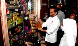 Presiden Jokowi Cek Langsung Harga Minyak Goreng di Pasar Muntilan