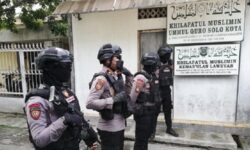 Polisi Turunkan Plang dan Spanduk Khilafatul Muslimin di Sukoharjo