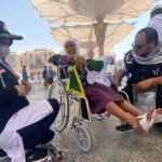 Aksi Petugas Tangani Kaki Jemaah Haji Melepuh di Nabawi