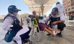 Aksi Petugas Tangani Kaki Jemaah Haji Melepuh di Nabawi
