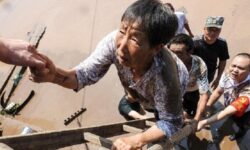 Ratusan Ribu Warga Dievakuasi, Banjir Hingga Longsor Terjang China