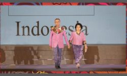 Kombinasi Batik dan Sutra Thailand Ditampilkan di Bangkok