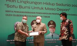 Gubernur Serahkan Anugerah Lingkungan Hidup 2022