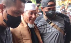 Pimpinan Tertinggi Khilafatul Muslimin dalam Jaringan Teror Sejak Tahun 1975