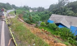 Longsor Jalan Sambutan Diduga Imbas Pipa PDAM Bocor